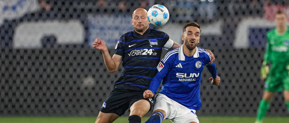 Augen zu und durch. Herthas Kapitän Toni Leistner (links) im Duell mit Schalkes Kenan Karaman.