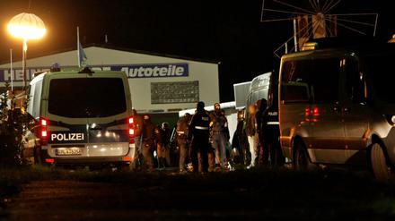 Die Polizei geht den Angaben nach davon aus, dass ein regionaler Ableger der rechtsextremistischen Kleinstpartei III. Weg der Veranstalter war.