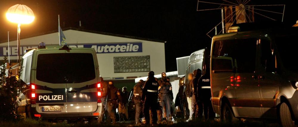 Die Polizei geht den Angaben nach davon aus, dass ein regionaler Ableger der rechtsextremistischen Kleinstpartei III. Weg der Veranstalter war.