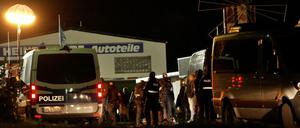 Die Polizei geht den Angaben nach davon aus, dass ein regionaler Ableger der rechtsextremistischen Kleinstpartei III. Weg der Veranstalter war.