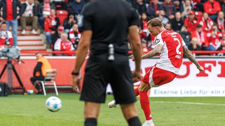 Mit einem Elfmeter-Tor beendet Union Berlins Kevin Vogt seine zehnjährige Torflaute. 