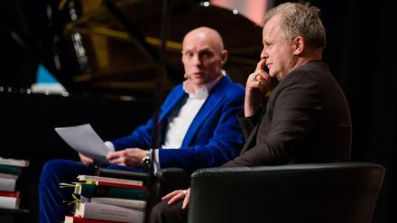 Verbindet eine lange Freundschaft und Zusammenarbeit: Schon 2015 saßen  Michael Lentz und Herbert Grönemeyer zusammen auf der Bühne und sprachen über die Texte des Musikers, damals bei der Lit.Cologne.