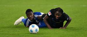 Ball im Blick. Schalkes Bryan Lasme (links) und Deyovaisio Zeefuik. 