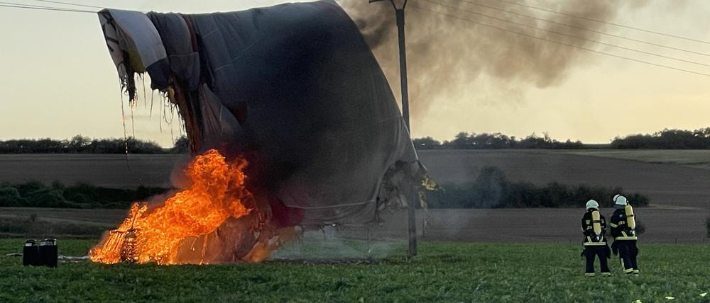 Eine Ballonhülle von einem Heißluftballon blieb beim Landeversuch auf einem Acker an einer Stromleitung hängen und fing Feuer.