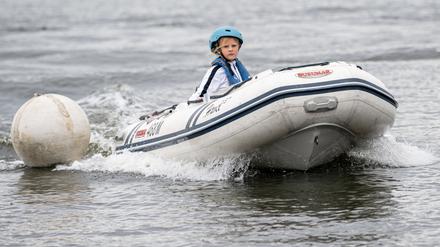 Immer um die Bojen herum: Jana Pietack, siebenjährige Weltmeisterin im Schlauchbootfahren, beim Training auf dem Beetsee in Brandenburg.