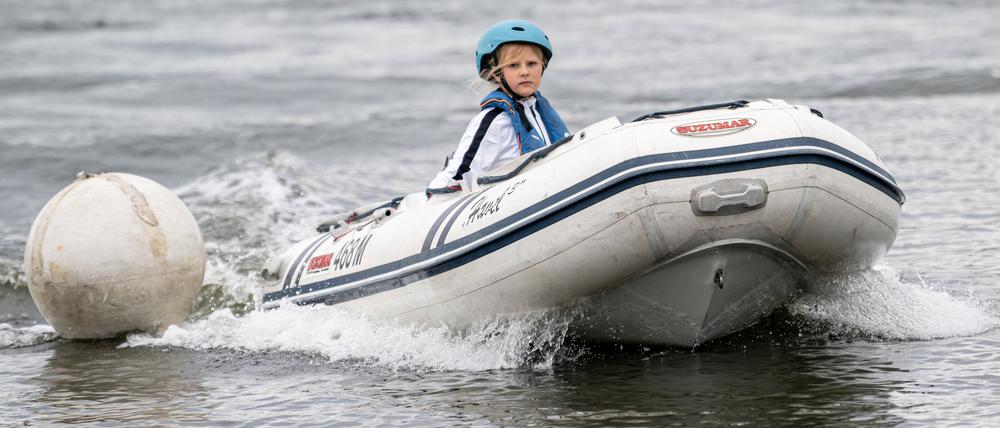 Immer um die Bojen herum: Jana Pietack, siebenjährige Weltmeisterin im Schlauchbootfahren, beim Training auf dem Beetsee in Brandenburg.