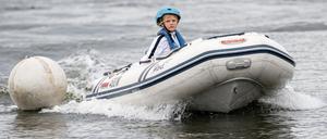 Immer um die Bojen herum: Jana Pietack, siebenjährige Weltmeisterin im Schlauchbootfahren, beim Training auf dem Beetsee in Brandenburg.