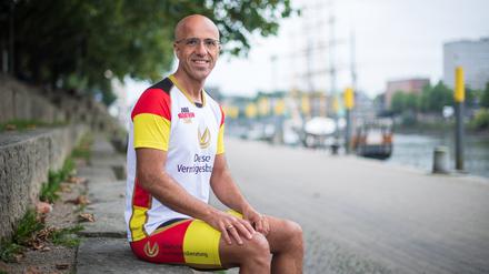 Der Expremsportler Emin da Silva sitzt am Weserufer.