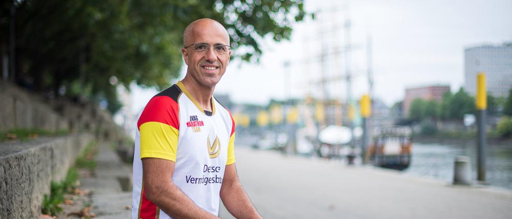Der Expremsportler Emin da Silva sitzt am Weserufer.