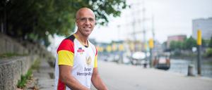 Der Expremsportler Emin da Silva sitzt am Weserufer.