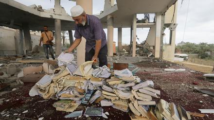 Palästinenser begutachten die Schäden nach einem israelischen Luftangriff auf eine Moschee in Dair EL-Balah, im Zentrum des Gazastreifens. 