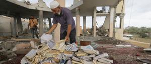 Palästinenser begutachten die Schäden nach einem israelischen Luftangriff auf eine Moschee in Dair EL-Balah, im Zentrum des Gazastreifens. 