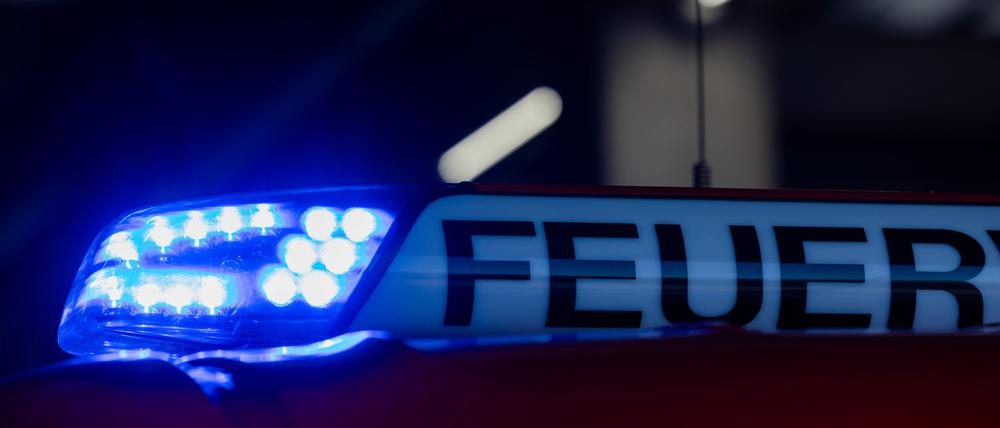 In einem Wassersportzentrum in Berlin-Friedrichshagen gerät ein Motorboot in Brand. (Symbolbild)