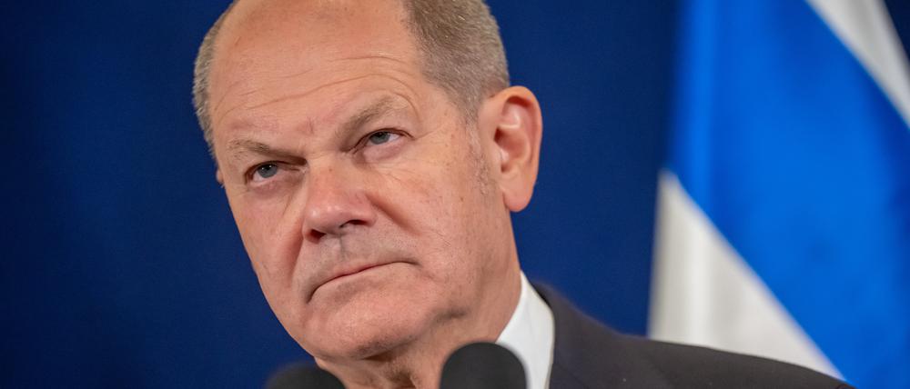 Bundeskanzler Olaf Scholz (SPD) nimmt nach einem Treffen mit dem Ministerpräsidenten von Israel an einer Pressebegegnung mit diesem teil.