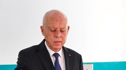 Tunesiens Präsident Kais Saied bei der Stimmenabgabe in Tunis.