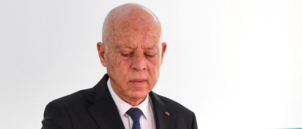 Tunesiens Präsident Kais Saied bei der Stimmenabgabe in Tunis.
