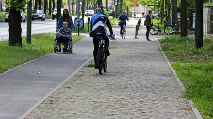In der Potsdamer Hegelallee muss der Fußweg erneuert werden.