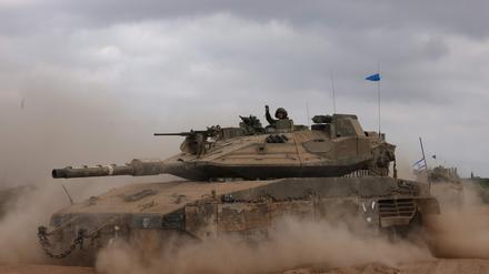 Ein Panzer der israelischen Armee fährt am 6. Oktober 2024 in einem Gebiet nahe der südlichen Grenze Israels zum Gazastreifen.