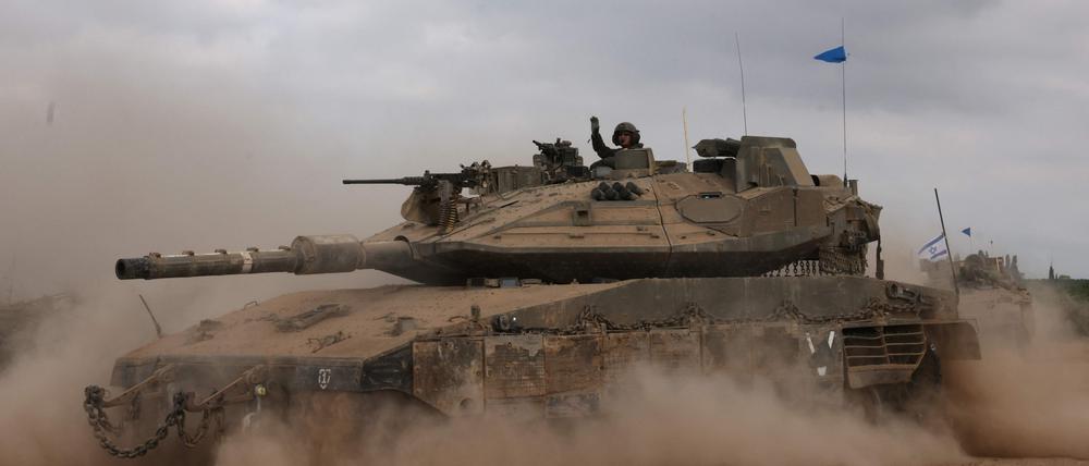 Ein Panzer der israelischen Armee fährt am 6. Oktober 2024 in einem Gebiet nahe der südlichen Grenze Israels zum Gazastreifen.
