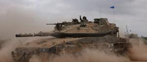 Ein Panzer der israelischen Armee fährt am 6. Oktober 2024 in einem Gebiet nahe der südlichen Grenze Israels zum Gazastreifen.