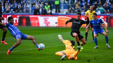  Mohammed El Hankouri (l) von Magdeburg trifft im Nachschuss gegen Fürth zur 1:0-Führung, nachdem er zuvor den Elfmeter verschossen hatte. 