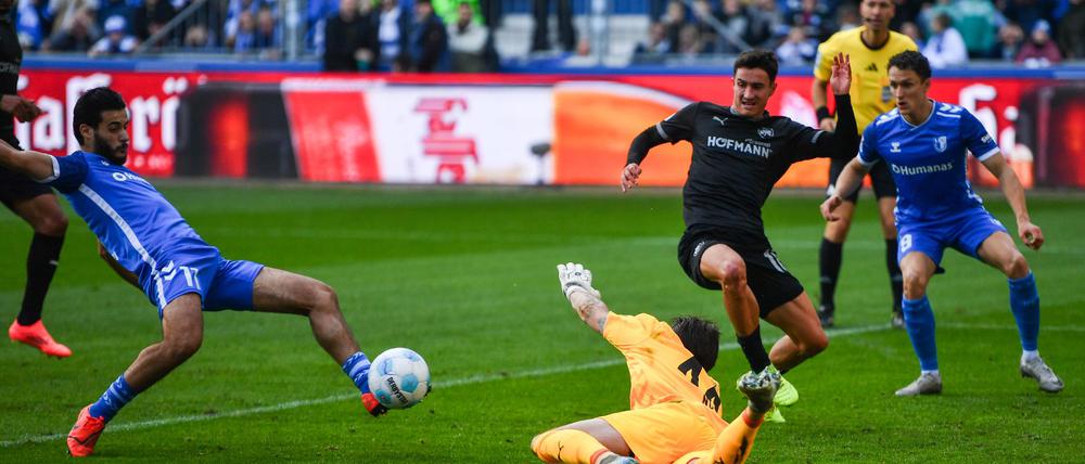 Mohammed El Hankouri (l) von Magdeburg trifft im Nachschuss gegen Fürth zur 1:0-Führung, nachdem er zuvor den Elfmeter verschossen hatte.