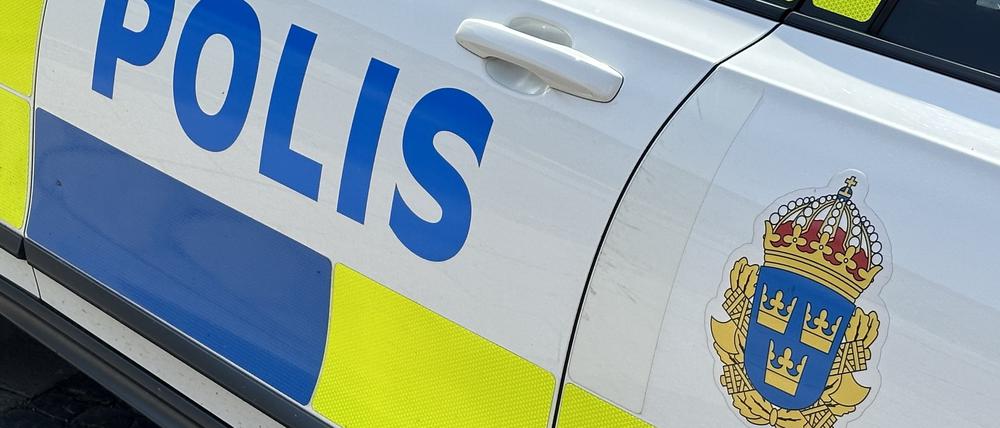 ARCHIV - 02.08.2024, Schweden, Lund: Ein Polizeiauto steht vor der Polizeiwache. Auf dem Wagen ist das Logo der schwedischen Polizei und der Schriftzug «Polis» (Polizei) zu sehen. (zu dpa: «Polizei: Schüsse in schwedischem Einkaufszentrum») Foto: Steffen Trumpf/dpa +++ dpa-Bildfunk +++