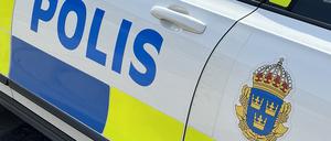 ARCHIV - 02.08.2024, Schweden, Lund: Ein Polizeiauto steht vor der Polizeiwache. Auf dem Wagen ist das Logo der schwedischen Polizei und der Schriftzug «Polis» (Polizei) zu sehen. (zu dpa: «Polizei: Schüsse in schwedischem Einkaufszentrum») Foto: Steffen Trumpf/dpa +++ dpa-Bildfunk +++