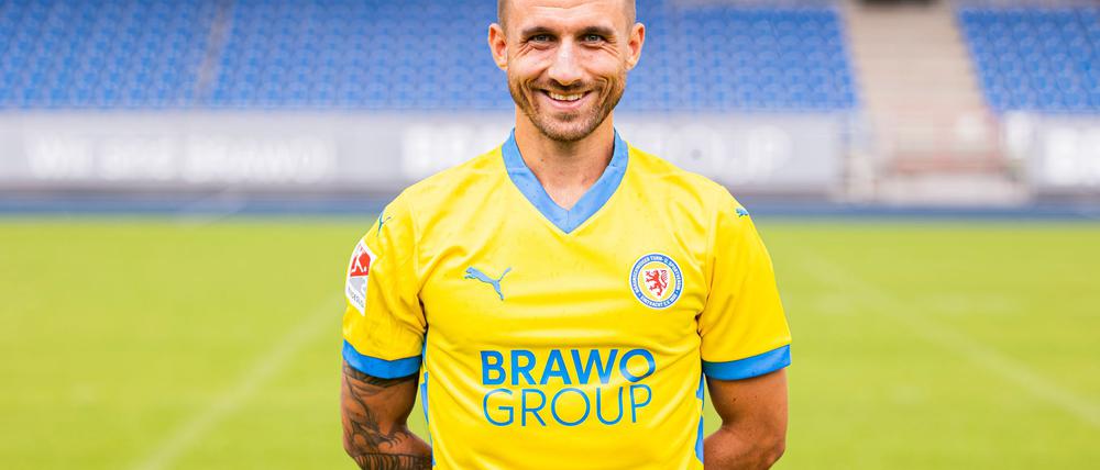 Schreckmoment im Derby: Braunschweigs Robin Krauße musste in ein Krankenhaus gebracht werden.