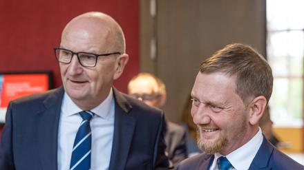 Michael Kretschmer (CDU, r), Ministerpräsident von Sachsen, und Dietmar Woidke (SPD), Ministerpräsident von Brandenburg.
