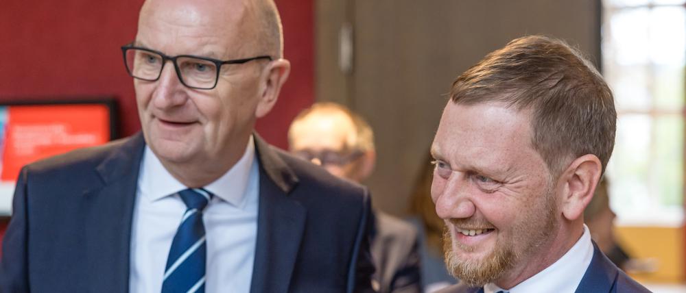 Michael Kretschmer (CDU, r), Ministerpräsident von Sachsen, und Dietmar Woidke (SPD), Ministerpräsident von Brandenburg.