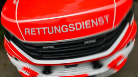 Rettungskräfte rückten aus, um in Pankow einen Mann mit einer gefährlichen Stichverletzung zu versorgen. (Symbolbild) 