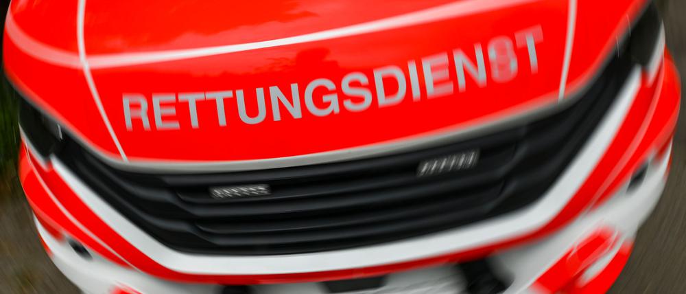 Rettungskräfte rückten aus, um in Pankow einen Mann mit einer gefährlichen Stichverletzung zu versorgen. (Symbolbild)