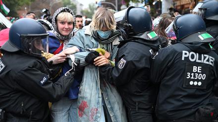 Eskalation am Endpunkt: Polizeibeamte drängen Teilnehmende der Pro-Palästina-Demonstration auf dem Kottbusser Damm zurück.