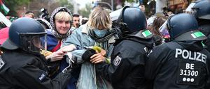 Eskalation am Endpunkt: Polizeibeamte drängen Teilnehmende der Pro-Palästina-Demonstration auf dem Kottbusser Damm zurück.