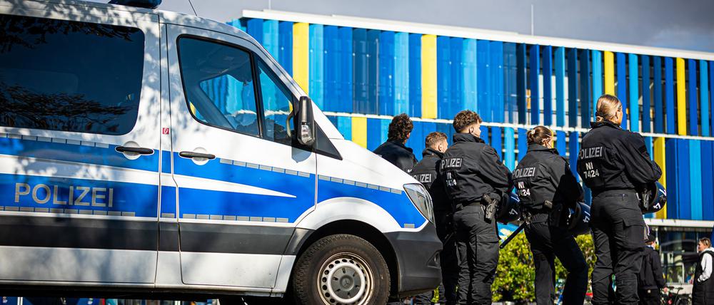 Polizeieinsatz beim Niedersachsen-Derby: Nach dem Spiel zwischen Eintracht Braunschweig und Hannover 96 kam es doch noch zu einer großen Schlägerei.