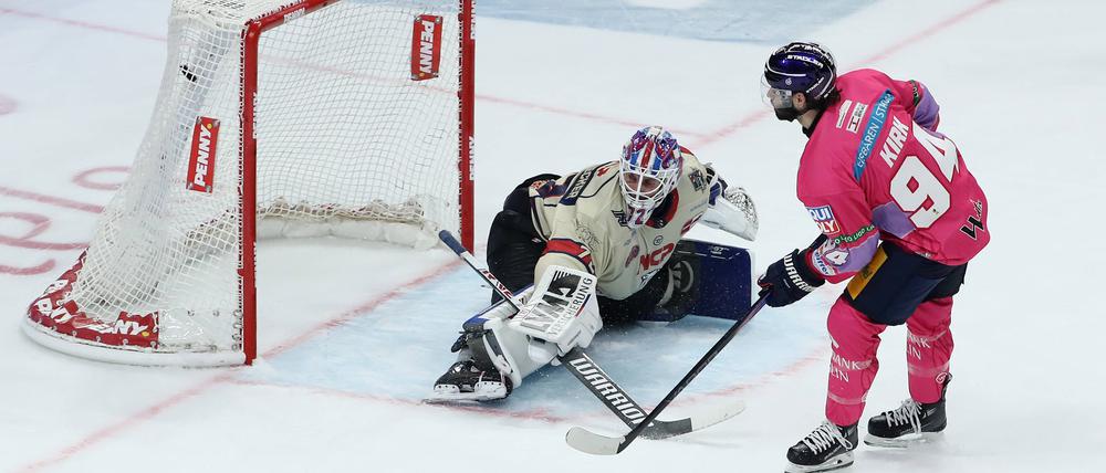 Gabriel Fontaine trifft zum 3:1 für die Eisbären gegen Nürnberg.