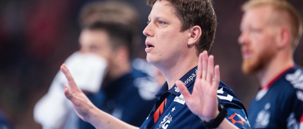 Trainer Nicolej Krickau und die Flensburger Handballer spielten beim VfL Gummersbach.