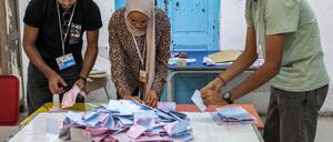Auszählungen der Stimmzettel bei der tunesischen Präsidentschaftswahl in Tunis.