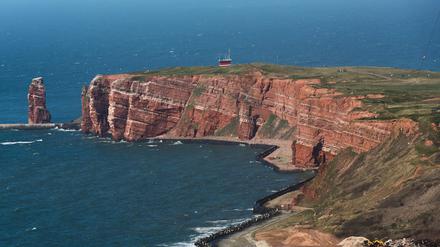 ARCHIV - 23.03.2023, Schleswig-Holstein, Helgoland: Blick auf die Hochseeinsel Helgoland. (zu dpa: «Helgolandfähre treibt nach Stromausfall auf Nordsee») Foto: Christian Charisius/dpa +++ dpa-Bildfunk +++