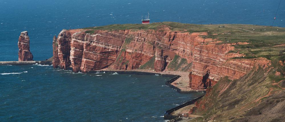 ARCHIV - 23.03.2023, Schleswig-Holstein, Helgoland: Blick auf die Hochseeinsel Helgoland. (zu dpa: «Helgolandfähre treibt nach Stromausfall auf Nordsee») Foto: Christian Charisius/dpa +++ dpa-Bildfunk +++