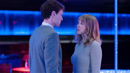 Gemeinsam durch die verlorene Zeit. Gabrielle (Léa Seydoux) erzählt Louis (George MacKay) von einer bevorstehenden Katastrophe.