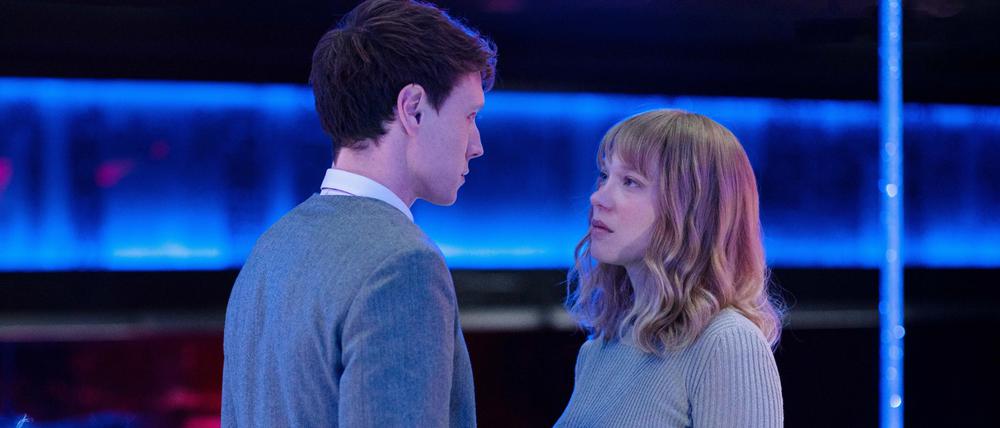 Gemeinsam durch die verlorene Zeit. Gabrielle (Léa Seydoux) erzählt Louis (George MacKay) von einer bevorstehenden Katastrophe.