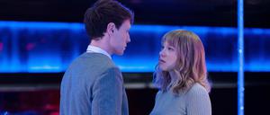 Gemeinsam durch die verlorene Zeit. Gabrielle (Léa Seydoux) erzählt Louis (George MacKay) von einer bevorstehenden Katastrophe.