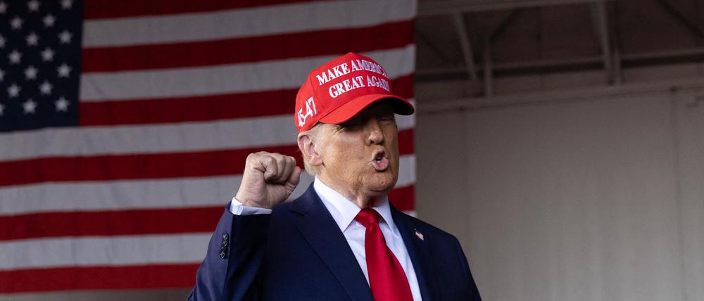 Der republikanische Präsidentschaftskandidat und ehemalige Präsident Donald Trump tritt bei einer Wahlkampfveranstaltung in Juneau, Wisconsin, auf.