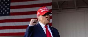 Der republikanische Präsidentschaftskandidat und ehemalige Präsident Donald Trump tritt bei einer Wahlkampfveranstaltung in Juneau, Wisconsin, auf.