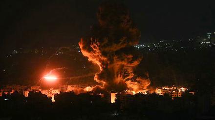 Rauch steigt nach israelischen Luftangriffen auf Beirut in die Luft. 