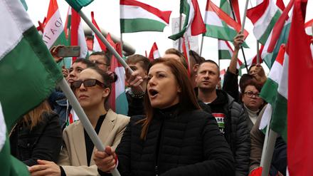 Protest gegen Regierungspropaganda vor dem Gebäude von Ungarns staatlichem Sender Anfang Oktober 2024
