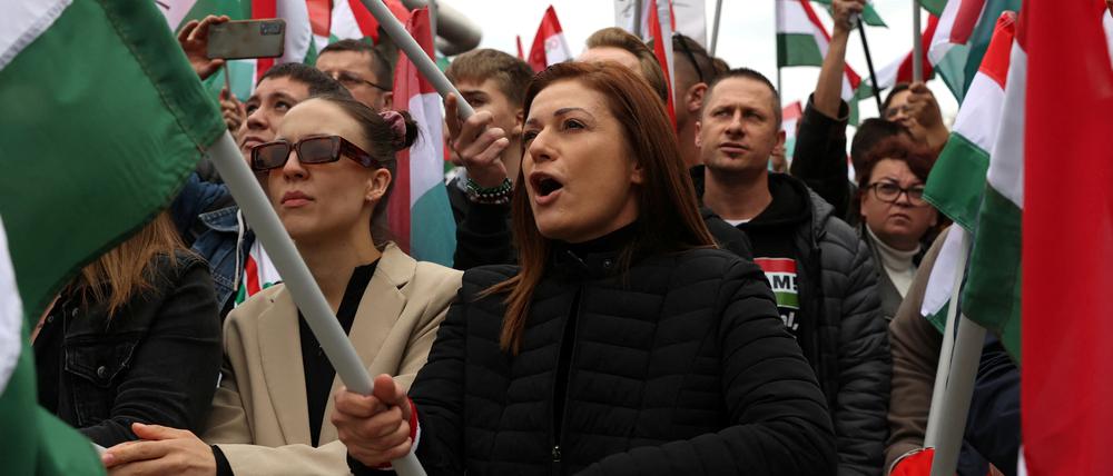 Protest gegen Regierungspropaganda vor dem Gebäude von Ungarns staatlichem Sender Anfang Oktober 2024