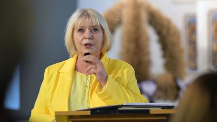 Ulrike Liedtke (SPD), Landtagspräsidentin von Brandenburg, spricht in der Kirche St. Jakobi bei einem Gottesdienst anlässlich des Brandenburger Landeserntedankfestes.